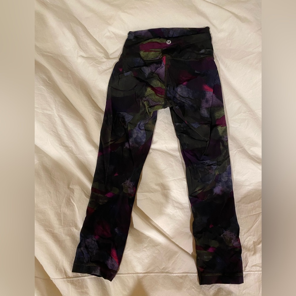 Lululemon women’s cropped leggings